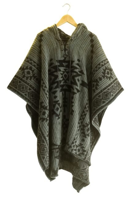 Poncho andino con diseño etnico
