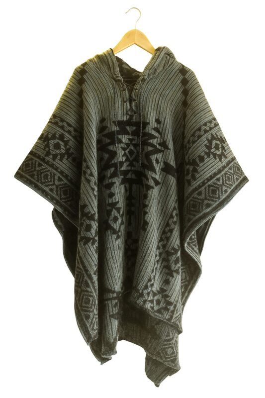 Poncho andino con diseño etnico