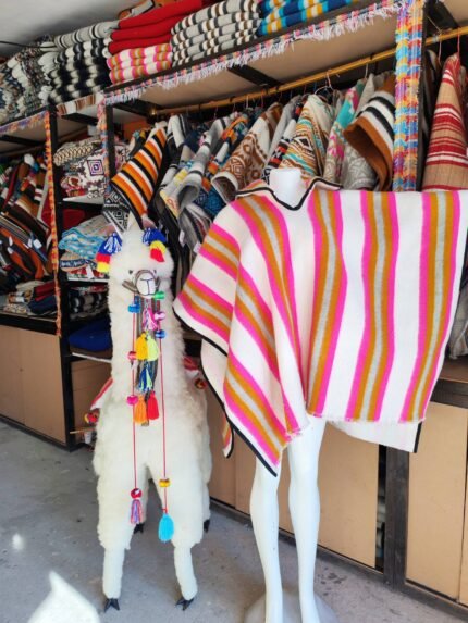 Poncho de mujer doble cara de lana de oveja, tejido artesanalmente en telar tradicional en Salinas de Guaranda, Ecuador.