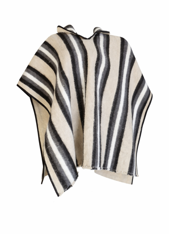 Poncho carnavalero de chagra andino de lana artesanal, elaborado en Salinas de Guaranda – Textiles Ruiz.