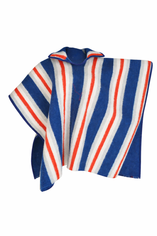 Poncho carnavalero andino de lana con diseño tradicional en tonos azules, elaborado artesanalmente en Ecuador por Textiles Ruiz.