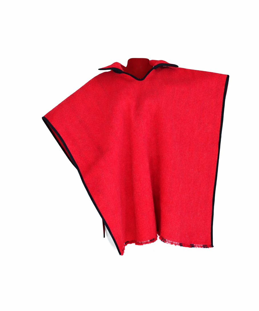 textiles ruiz 4 Poncho carnavalero andino de lana color rojo, elaborado artesanalmente en Ecuador por Textiles Ruiz.