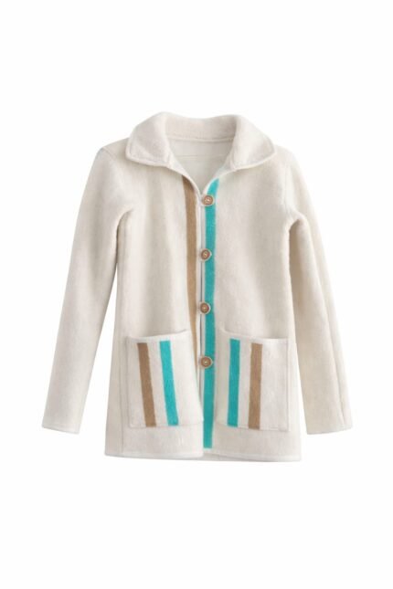 Suéter artesanal elaborado por Textiles Ruiz en Salinas de Guaranda Ecuador